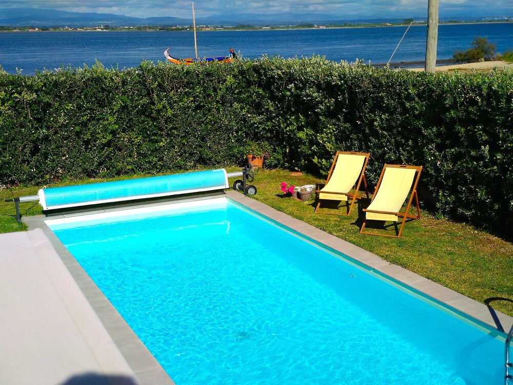Villa Met Zwembad Op Het Strand Van Torreira, Gelegen Langs Het Estuarium. - Torreira