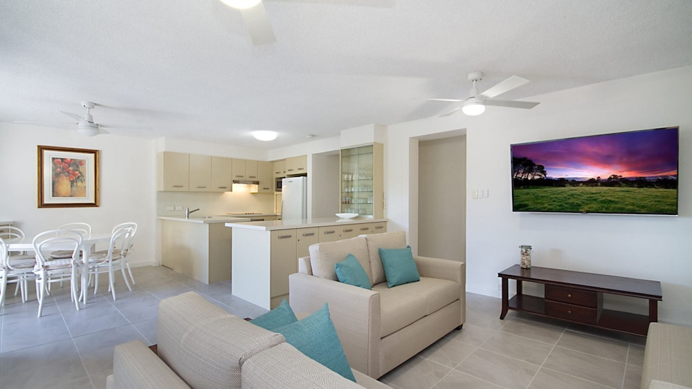 Woobera Unit 14 - Sunny Balcony With A Secure Lock Up Garage. - Coolangatta