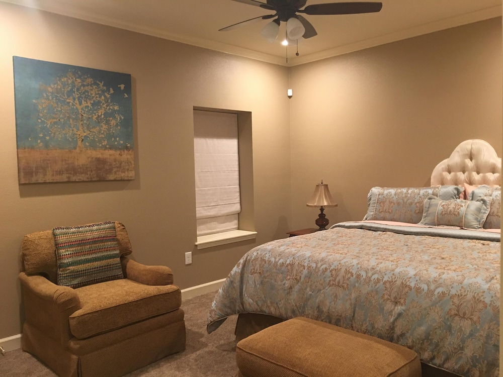Modern And Chic Guest House With Ev Universal Wall Connector Level 2 - Little Rock, AR