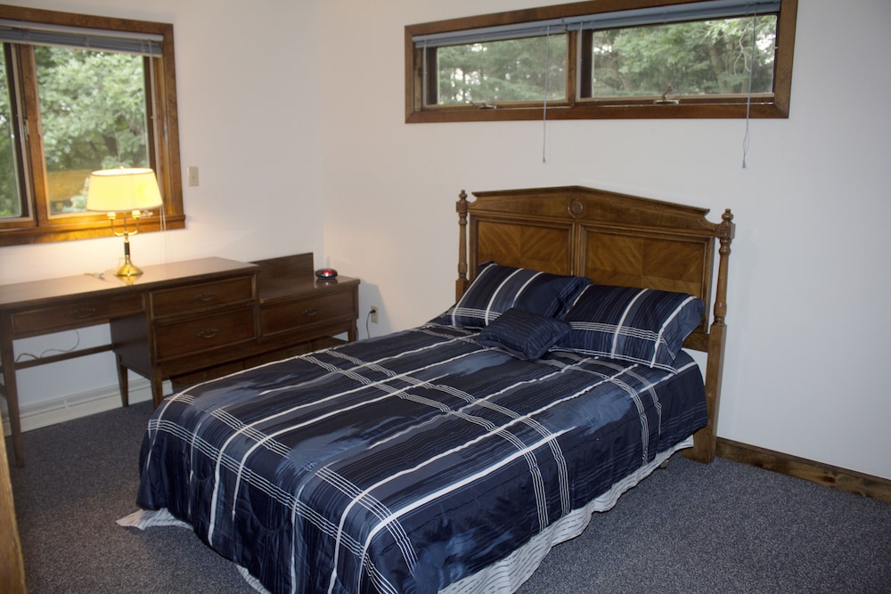 Family And Pet Friendly House In Beautiful Sandy Knoll County Park! - Jackson, WI