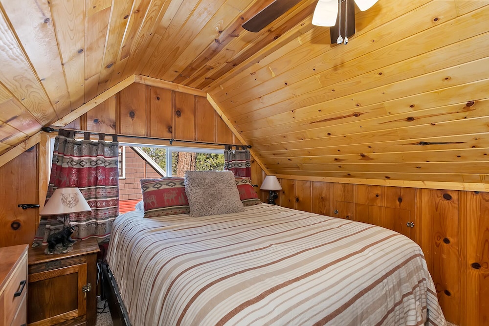 4 Seasons Cabin By Destination Big Bear : Walk To Lake & Village! Gazebo Covered Hot Tub In Private Fenced Yard! - Big Bear Lake, CA