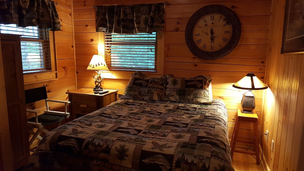 Crazy Wolf Is A Cozy 2 Bedroom Cabin Close To The Heart Of Maggie Valley, Hot Tub, Wifi, Ac. - Maggie Valley, NC
