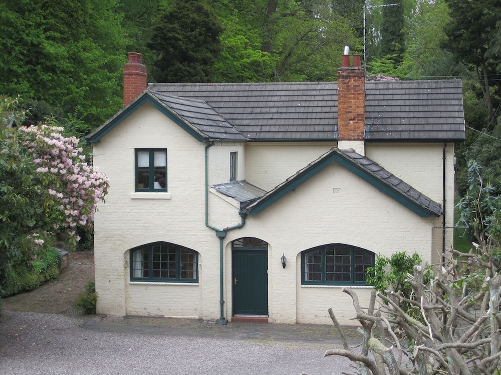 Camp Hill. Charming Cottages In Secluded Grounds Of Historic Private Estate - Staffordshire