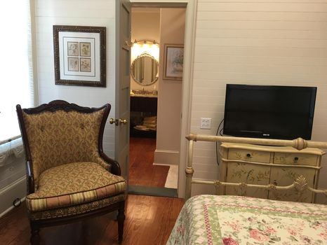 Ivory Pearl Suite In The Majestic Jewel Inn Of Apalachicola - Florida