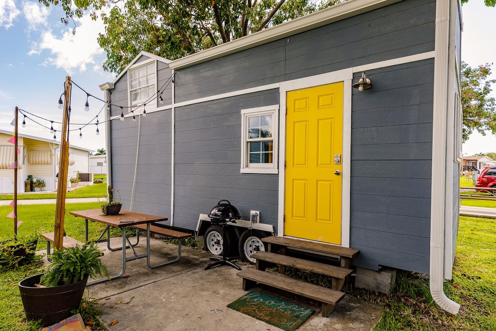 1st Tiny House!  Minutes From Sanibel And Fort Myers Beach - Cypress Lake, FL