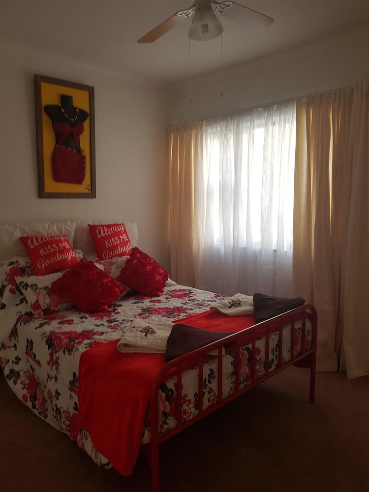 Lucia`s Self Catering Unit - Strand - Somerset West