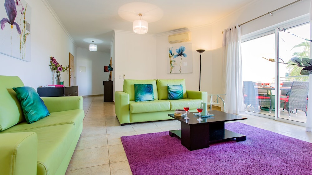 Hermoso Apartamento De 2 Dormitorios Con Amplio Balcón. Wifi Gratuito Y Televisión Del Reino Unido. - Lagos