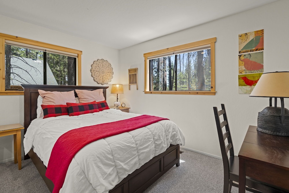 Camp Howdy In Tahoe Donner With Rec Amenities - Truckee, CA