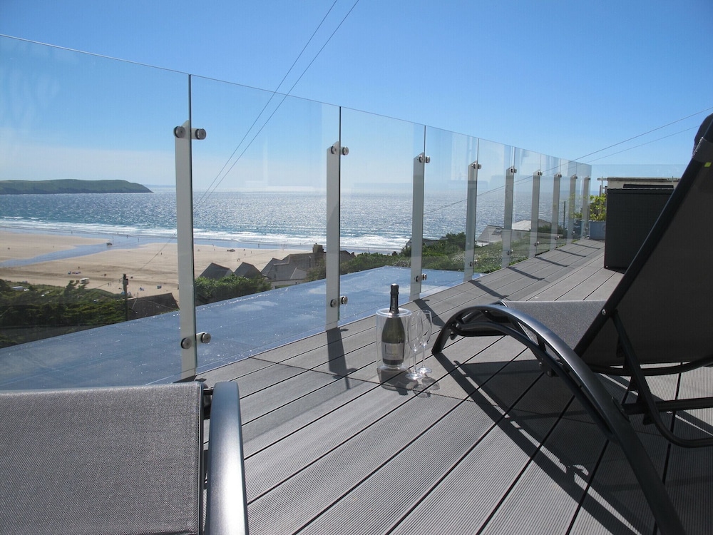 Stunning Views From Large Balcony And Modern Beautiful Contemporary Apartment - Mortehoe