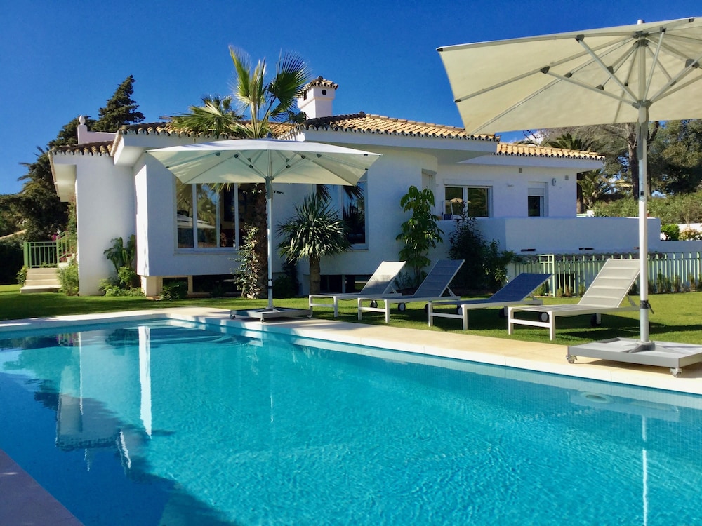 Belle Villa Sur La Plage Marbella Pour 10 Avec Grand Jardin Et Piscine - Calahonda