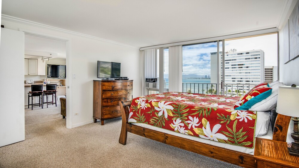 Idyllic Ocean Views From 12th Floor 1 Bedroom Suite With Full Kitchen - Kāhala Beach, HI