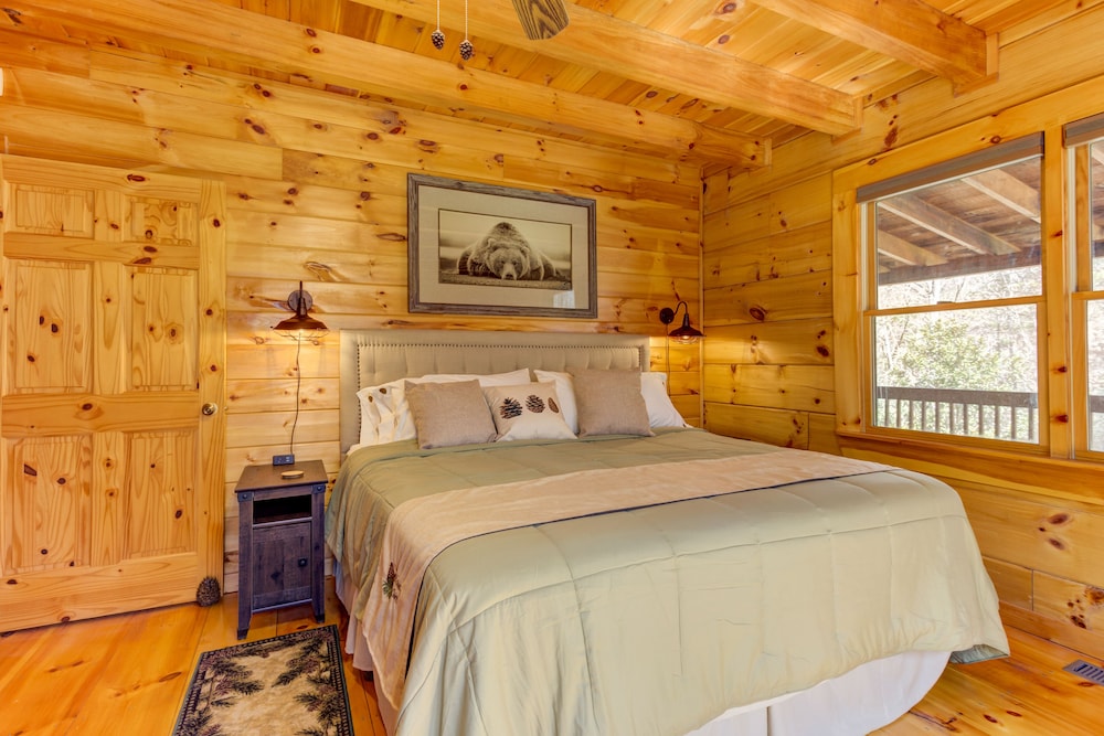 Secluded Mountain Cabin W/ A Private Hot Tub, & Multiple Decks - Georgia, GA