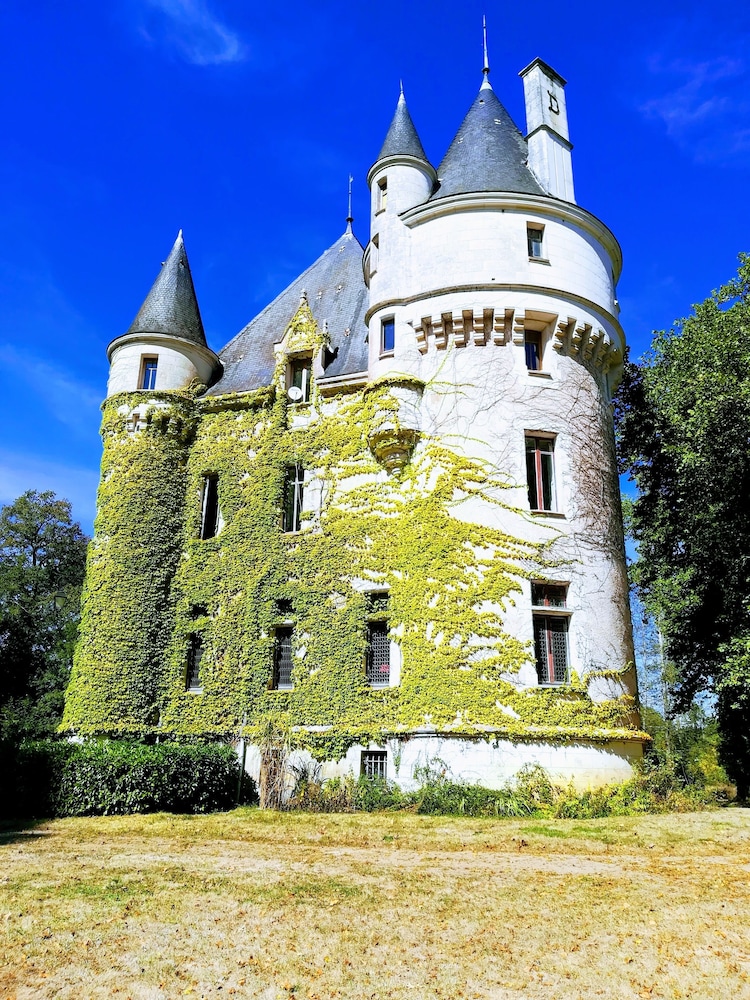 Gite Au Château Du 15e Siècle Avec Piscine Dans Parc De 5 Hectares - Argenton-sur-Creuse