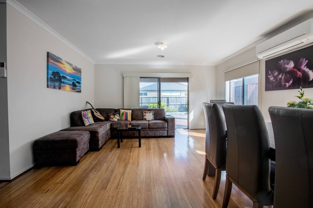 Point Cook Home With A Beautiful View In Salt Water - Laverton