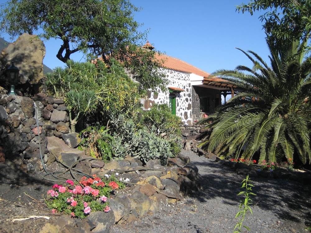 This Comfortable, Well-loved Vacation Home Has A Spectacular Panoramic View - El Hierro