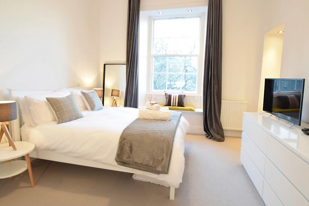 Altido Modern City Centre 1-bed Next To Calton Hill - Palace of Holyroodhouse