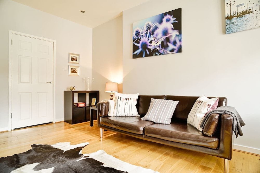 Bright Royal Mile Apartment - Leith