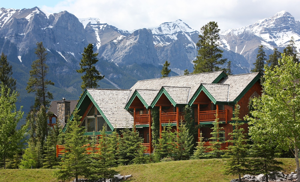 A Bear and Bison Country Inn - Canmore