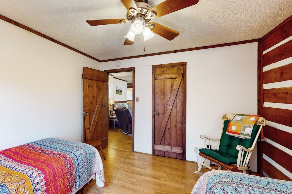 Cozy Dog-friendly Mountain Log Cabin W/free Wifi, Easy Access & Covered Parking! - Cherokee, NC