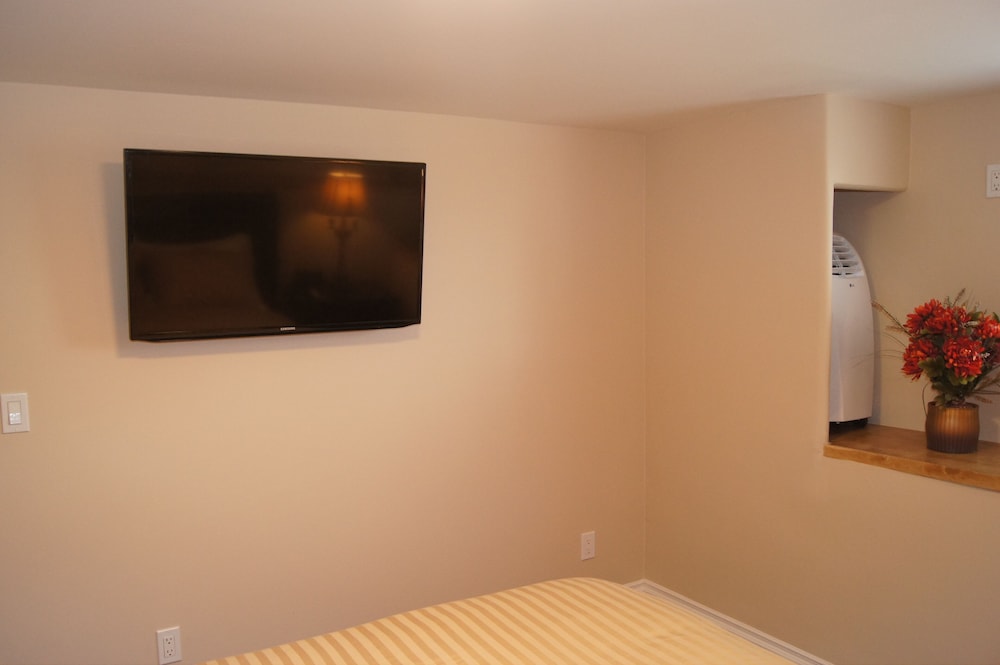 Highly Upgraded. Mins. To Dt, Park, Zoo, Coronado, Airport. Families Welcome! - Chula Vista, CA
