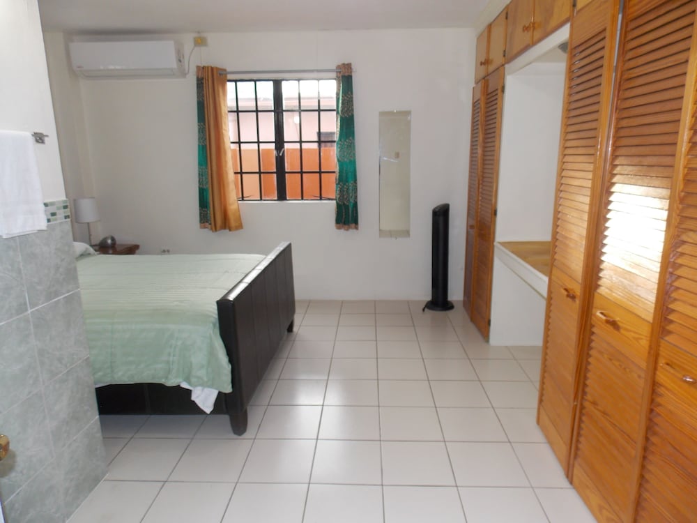 Stewart Guest House - Trincity, Airport, Wash, Dry, Wifi, Cable ,Alarm, Gated - Trinidad and Tobago