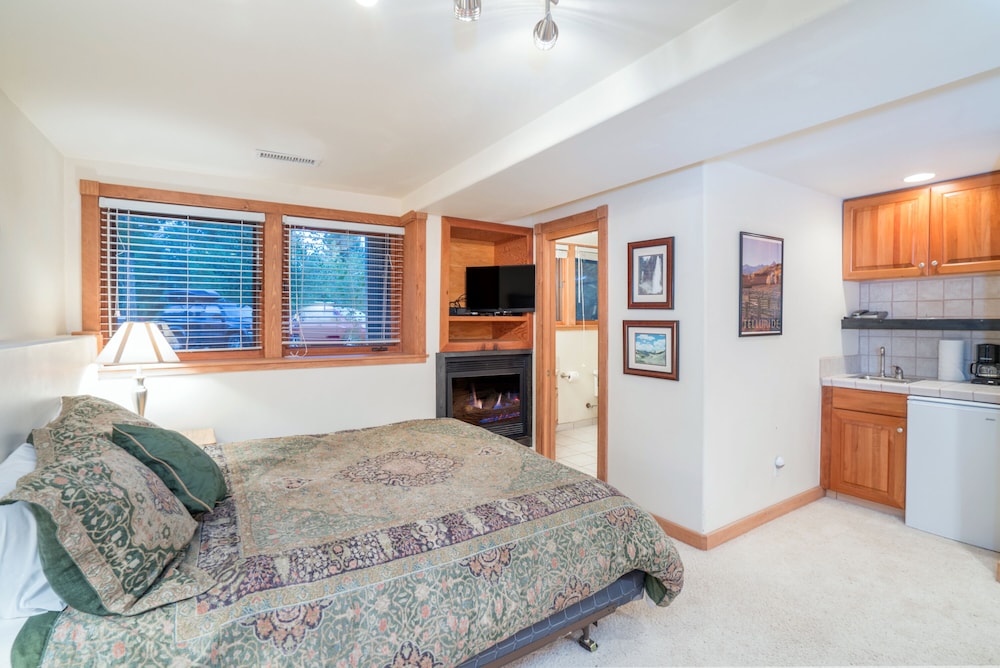 Comfortable Three Bedroom Home Across From Lift 7! - Telluride