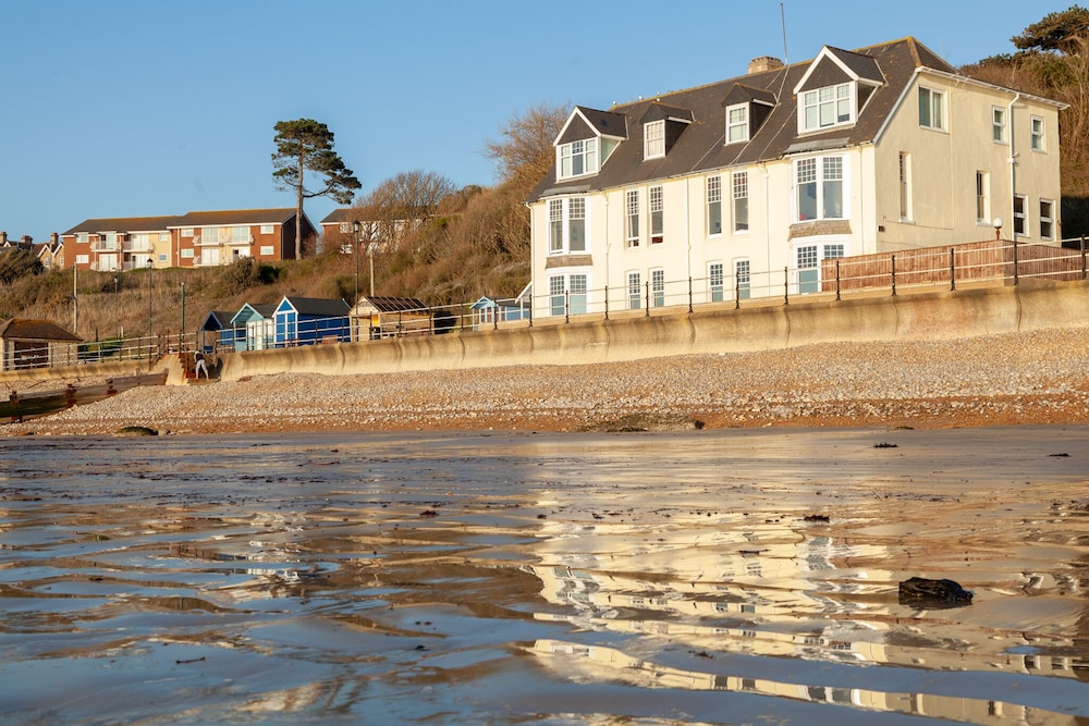 Water's Edge Apartment - Milford on sea