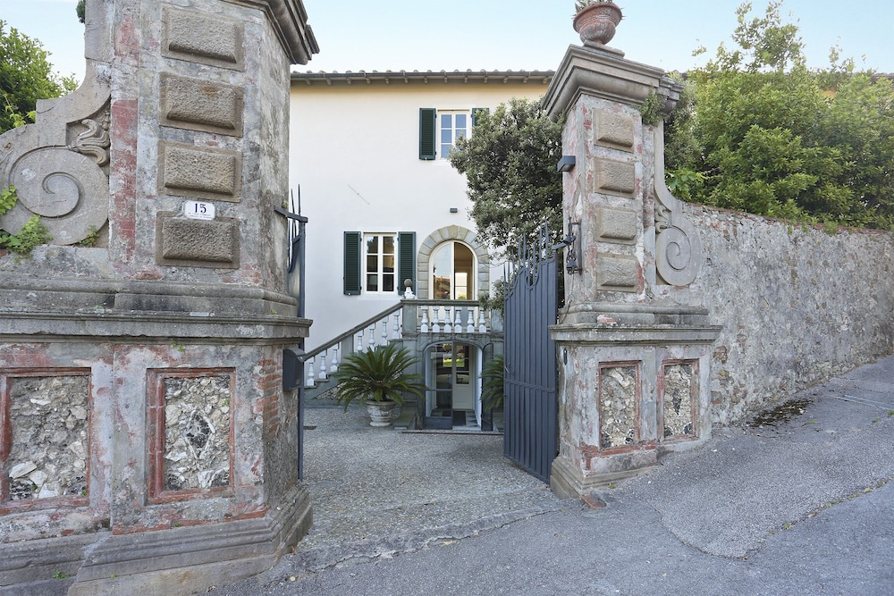 Beautiful Villa Just Outside Lucca With Majordomo - Province of Lucca