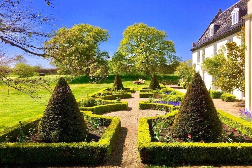 Beautiful Interiors, Extensive Gardens, Tennis Court - Norfolk