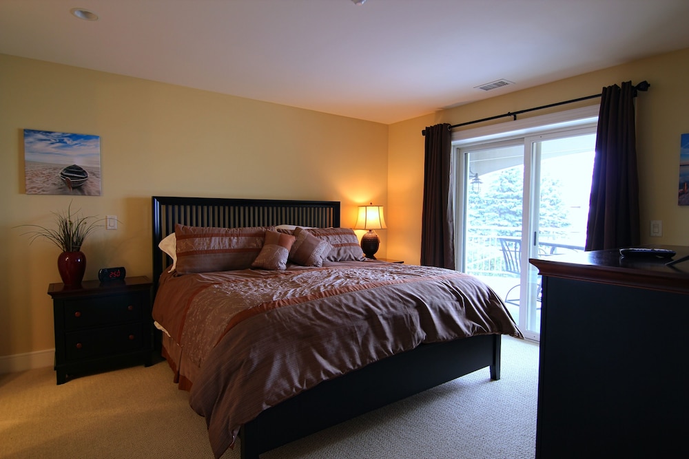 Your Traverse Beach Retreat, In A Spacious Condo With Upscale Furnishings - Traverse City, MI