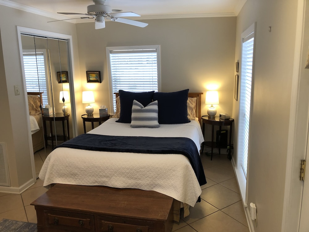 Lakefront Studio Getaway, Perfect For Two! - Hot Springs, AR