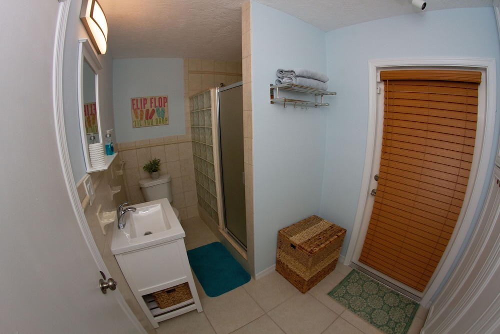 Canal Front Pool Home With Dockage, Jetted Pool, Tiki Hut, 2 Kayaks & 2 Bikes! - Marathon, FL