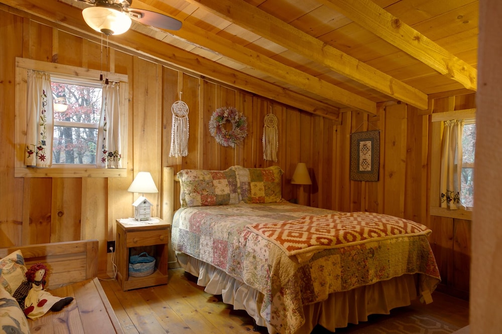 Dreamcatcher - Pet-friendly Cozy Rustic Cabin With Hot Tub And Fire Pit Only 10 - Clarkesville, GA