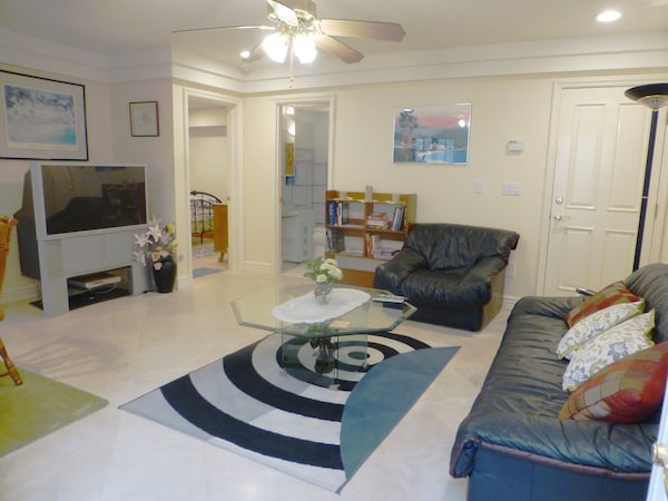 Spacious Contemporary Style Lower Guest Apartment, Private Entry, Walk To Beach! - Redondo Beach, CA