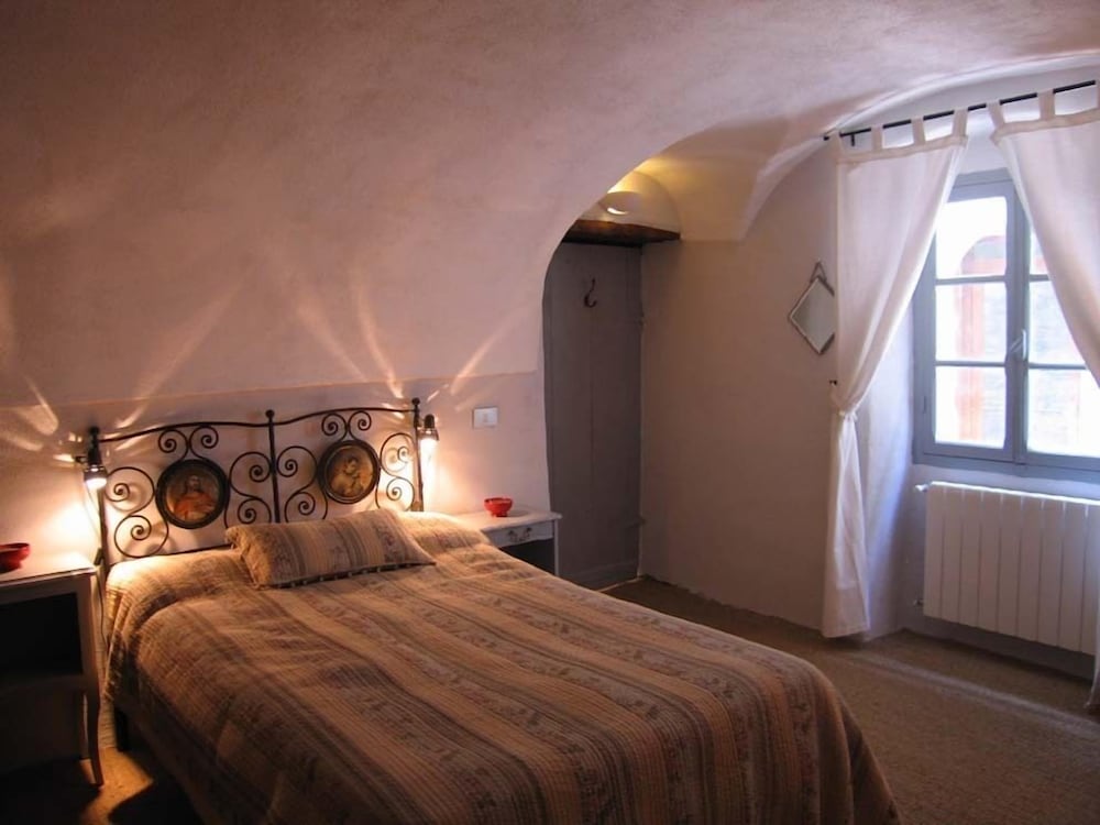 Traditional House In  Beautiful Apricale, Liguria, Experience The Real Italy! - Ventimiglia