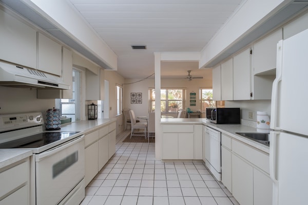 Newly Renovated Key To Life Beach House Is Your Place To Be On Manasota Key. - Englewood, FL