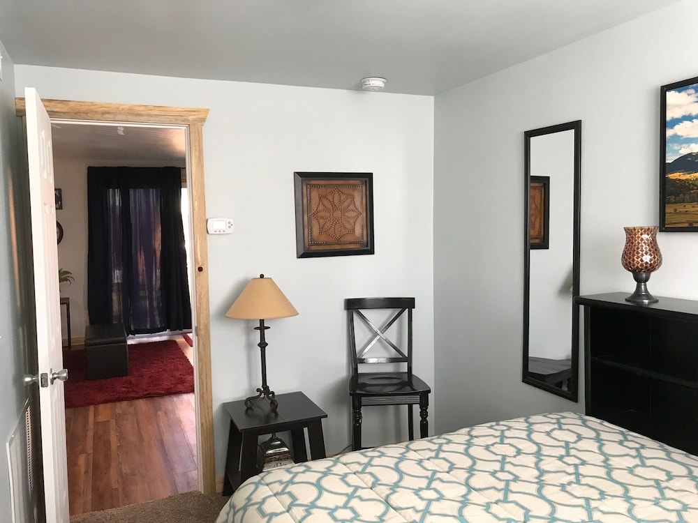 Newly Remodeled  Pet Friendly Cottage - Colorado