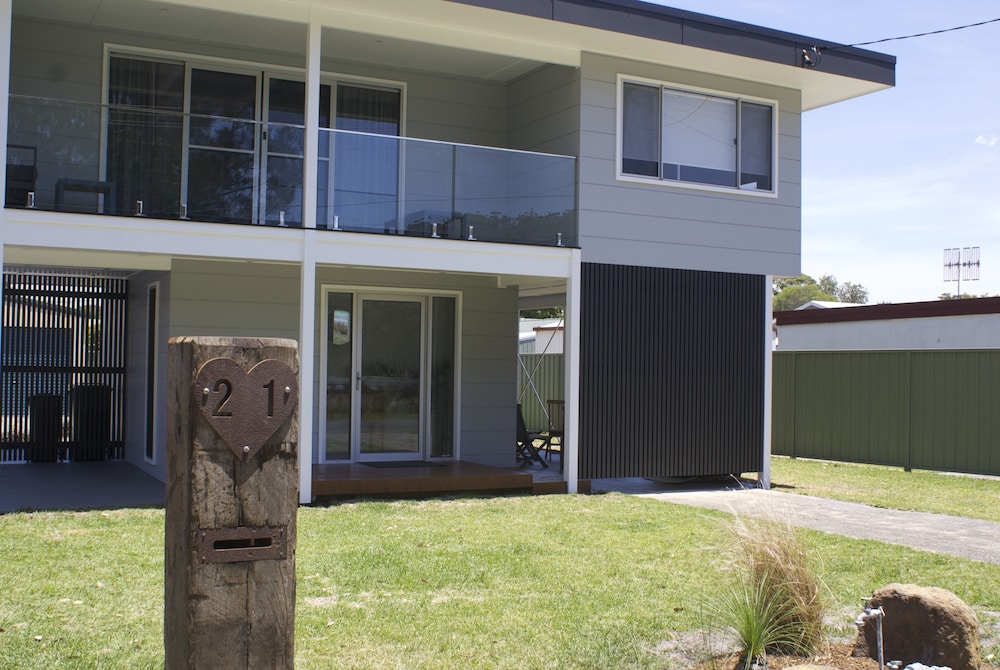 Lake Lifestyle Is Situated At The Hart Of Burrill Lake - Ulladulla