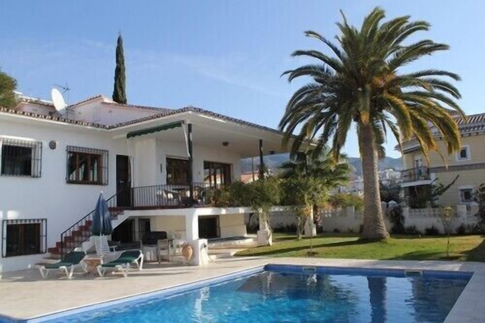 Magnificent Seven Bedroom Detached Villa In Nerja Town With Private Pool - Nerja