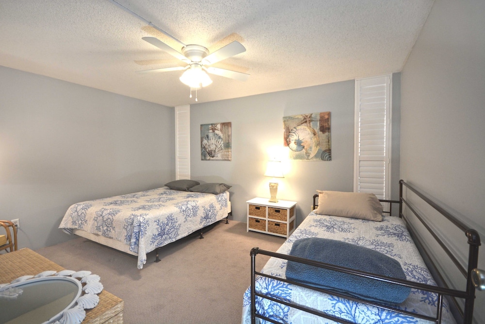 Unique And Cozy 2 Bedroom Condo With Free Wifi, An Indoor Pool, And Direct Oceanfront View Located Uptown And Just Steps To The Beach! - Ocean City, MD