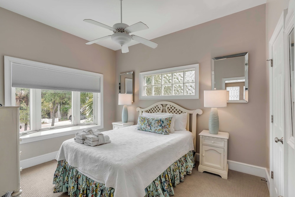 "Pavilion Paradise" Oceanfront, Gated Community, Pool Access, Beach Gear Credit - Dewees Island, SC