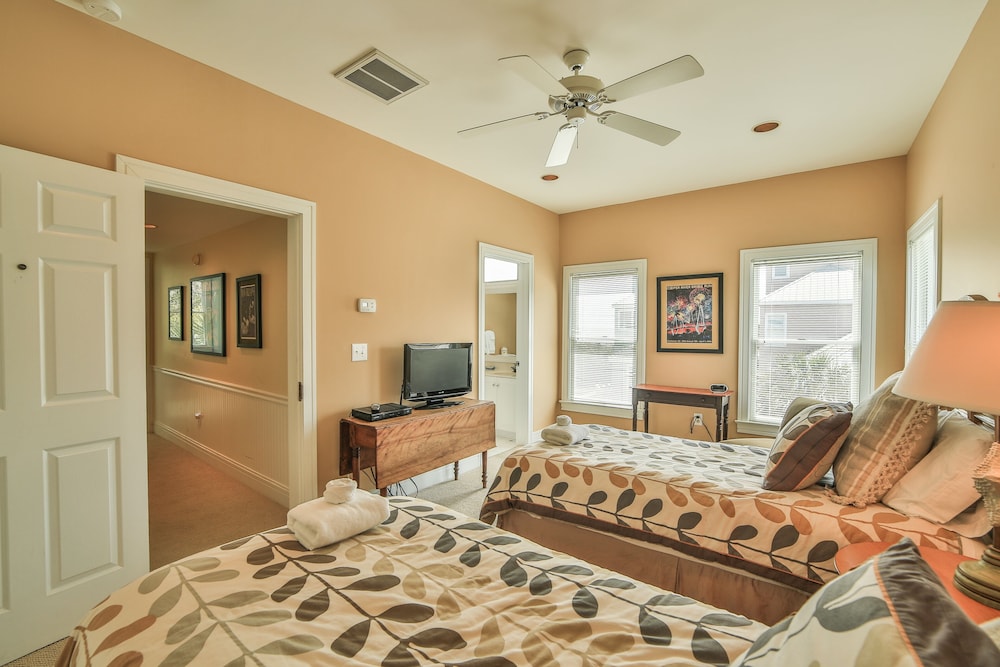 "Serenity By The Sea" Ocean View Home, Gated Community, Community Pool Access - Isle of Palms