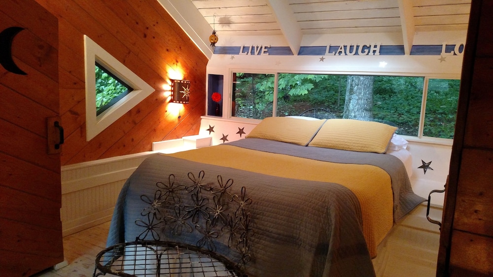 Cozy Modern Cabin - The Squirrel's Nest - Virginia