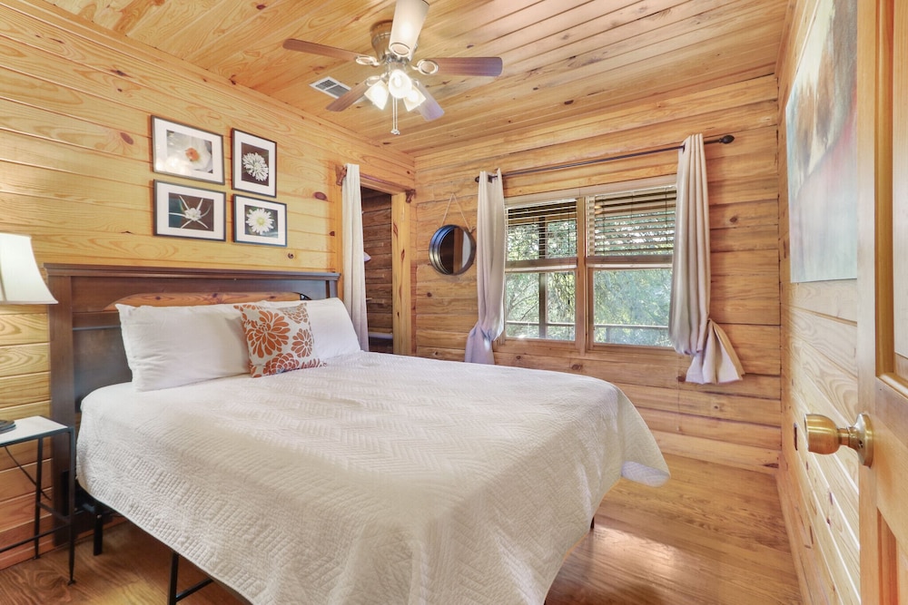 Adorable Log Cabin On The Banks Of Smith Creek! - San Marcos, TX