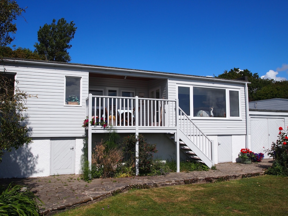 Beach Front Location, Pet Friendly, Full Of Charachter, Private Garden, Sea View - Pagham Beach