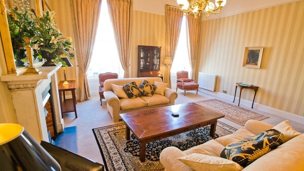 Beautiful 2-bedroomed 1800s Apartment In Fabulous Central Edinburgh - Sleeps 4 - Edinburgh Zoo