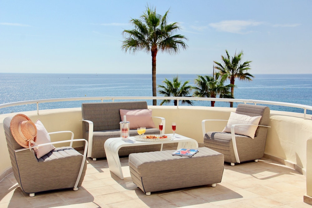 First Line Beach. Exclusive Urbanization. Large Terrace With Front Sea Views. - Estepona