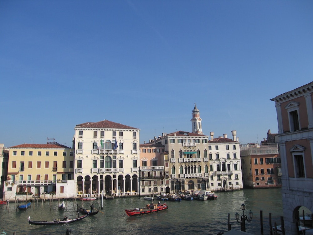 Overlooking The Grand Canal, A Small Loft On Two Levels - Mestre