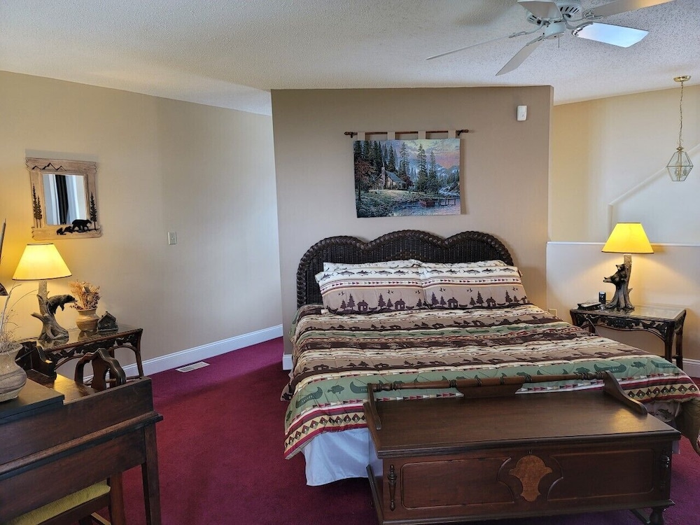 Family-friendly Victorian Chalet, 3 Levels With Hot Tub & Pool Table - Pigeon Forge, TN