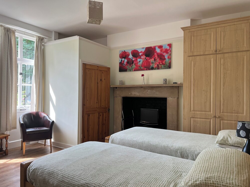10-16 Persons. Variable Rates. 4 Large (20-25 Sq Mtr) En Suite Rooms. - Wiltshire